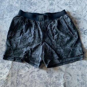 Lululemon Men’s License to Train 5” Shorts - size large - black/gray pattern